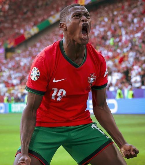 开云体育app-险胜引爆全场！，Doinb意外战胜巴黎圣日耳曼比赛高潮迭起(doinb经典比赛)